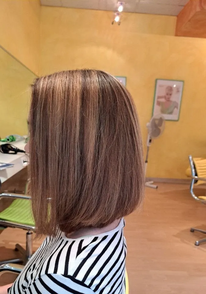 Nachher: Haarschnitt von schulterlangem Haar zu glattem Bob