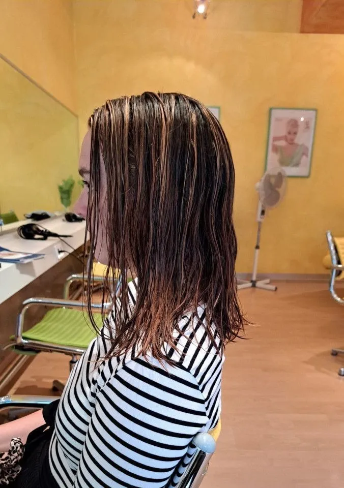 Vorher: Haarschnitt von schulterlangem Haar zu glattem Bob