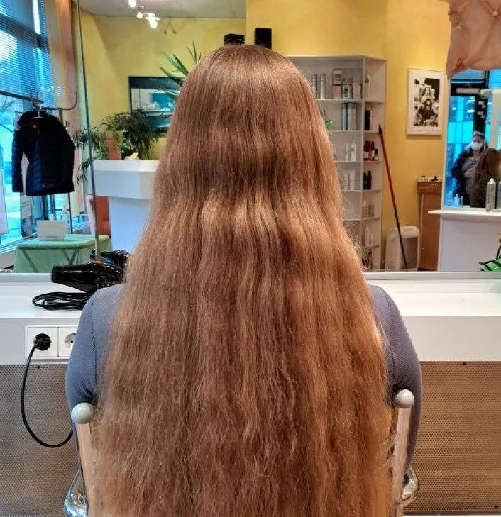 Vorher: Von lockiger Naturwelle zu kurzem, luftigem Pixie-Cut