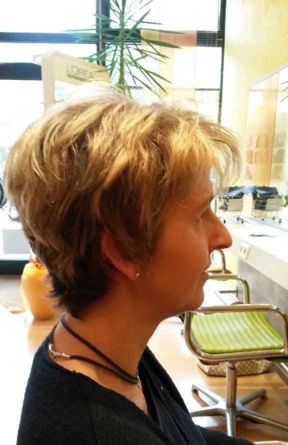 Nachher: Von grau-blondem Ansatz zu frischem, kurzem Blond