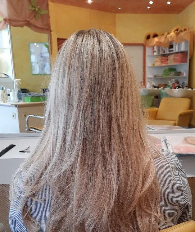 Nachher: Aufgefrischtes, glänzendes Langhaar-Blond
