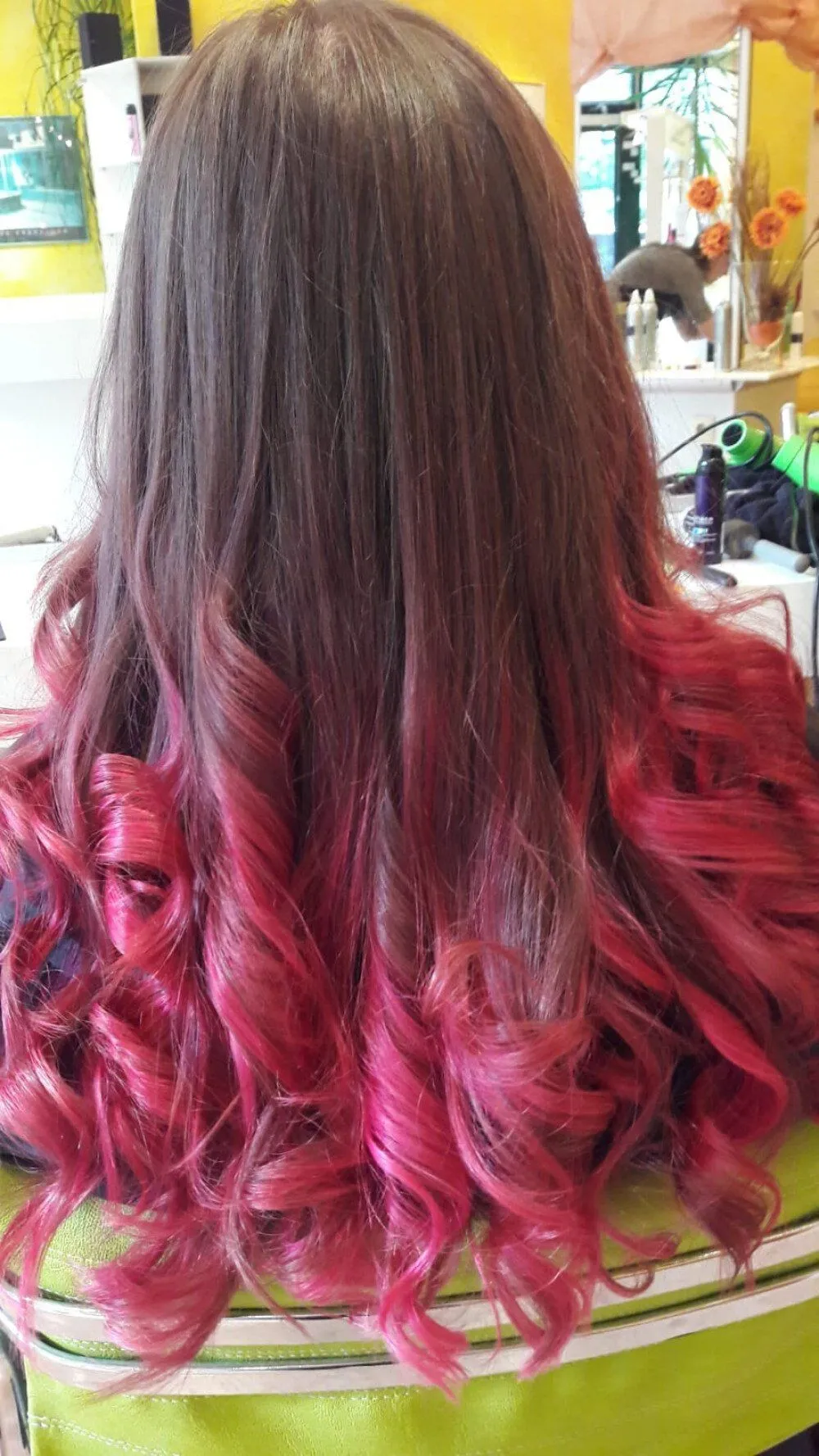 Langes Haar mit Pink-Ombré und weichen Locken