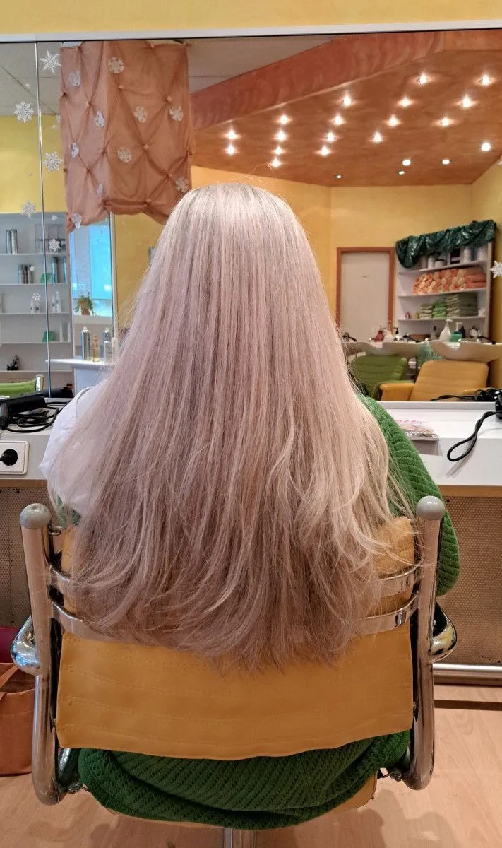 Langes, glattes Aschblond